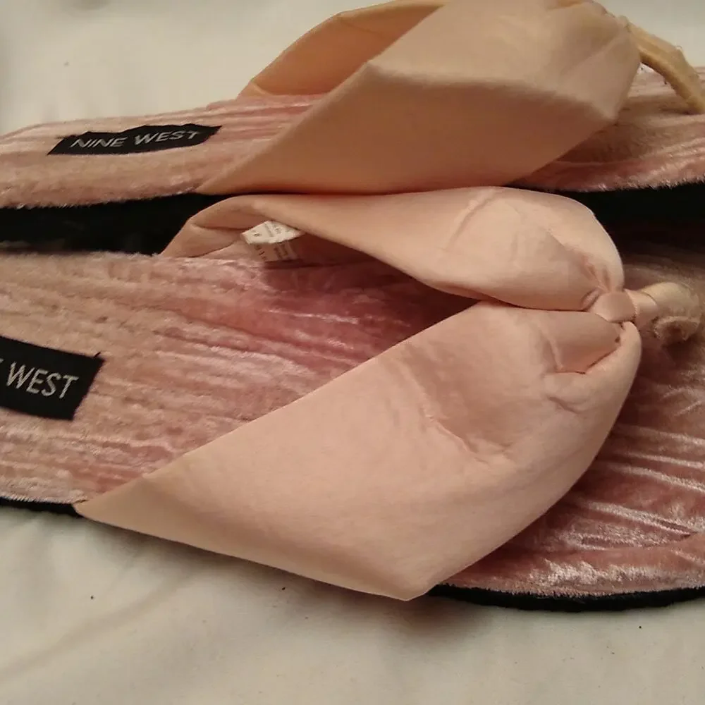 Nine west women's size 7/8 felt and satin thongs.